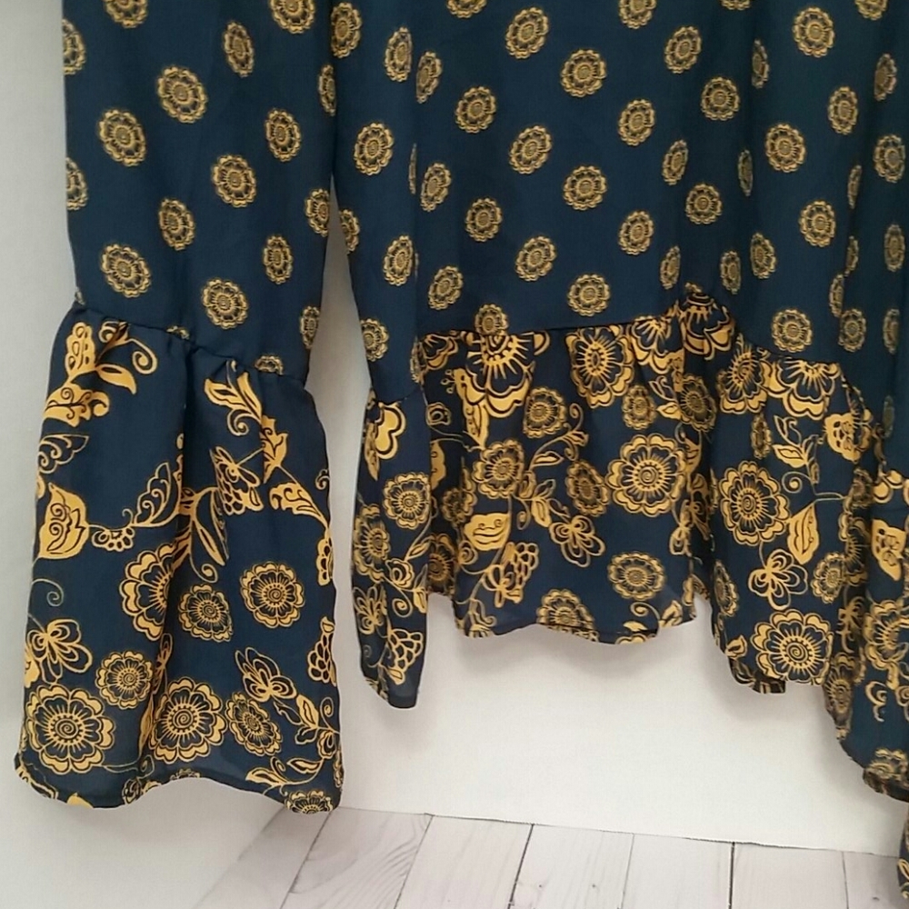 Sienna Sky Cold Shoulder Bell Sleeve Blouse Size Small - Picture 3 of 13